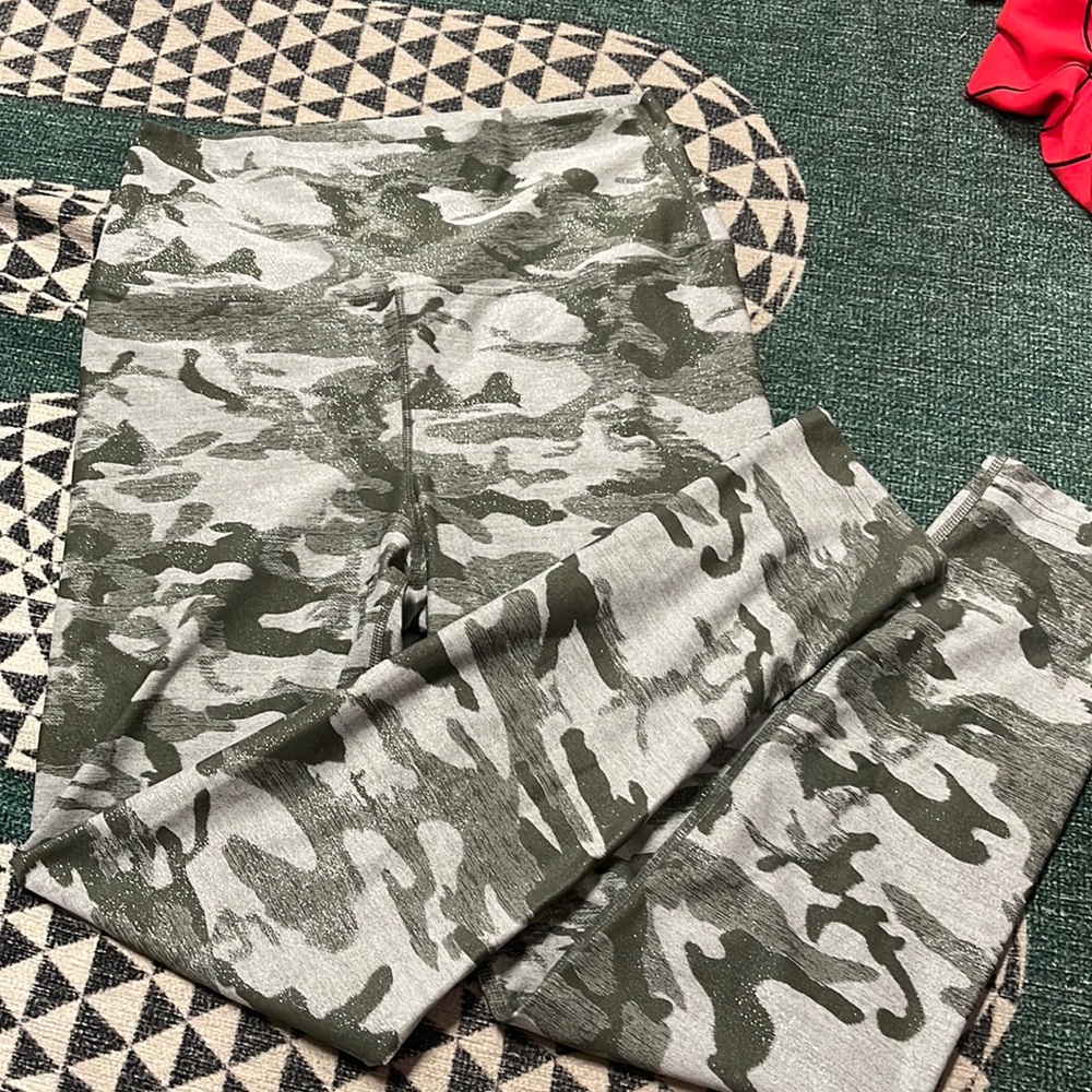 CARBON 38 green sparkley camo leggings